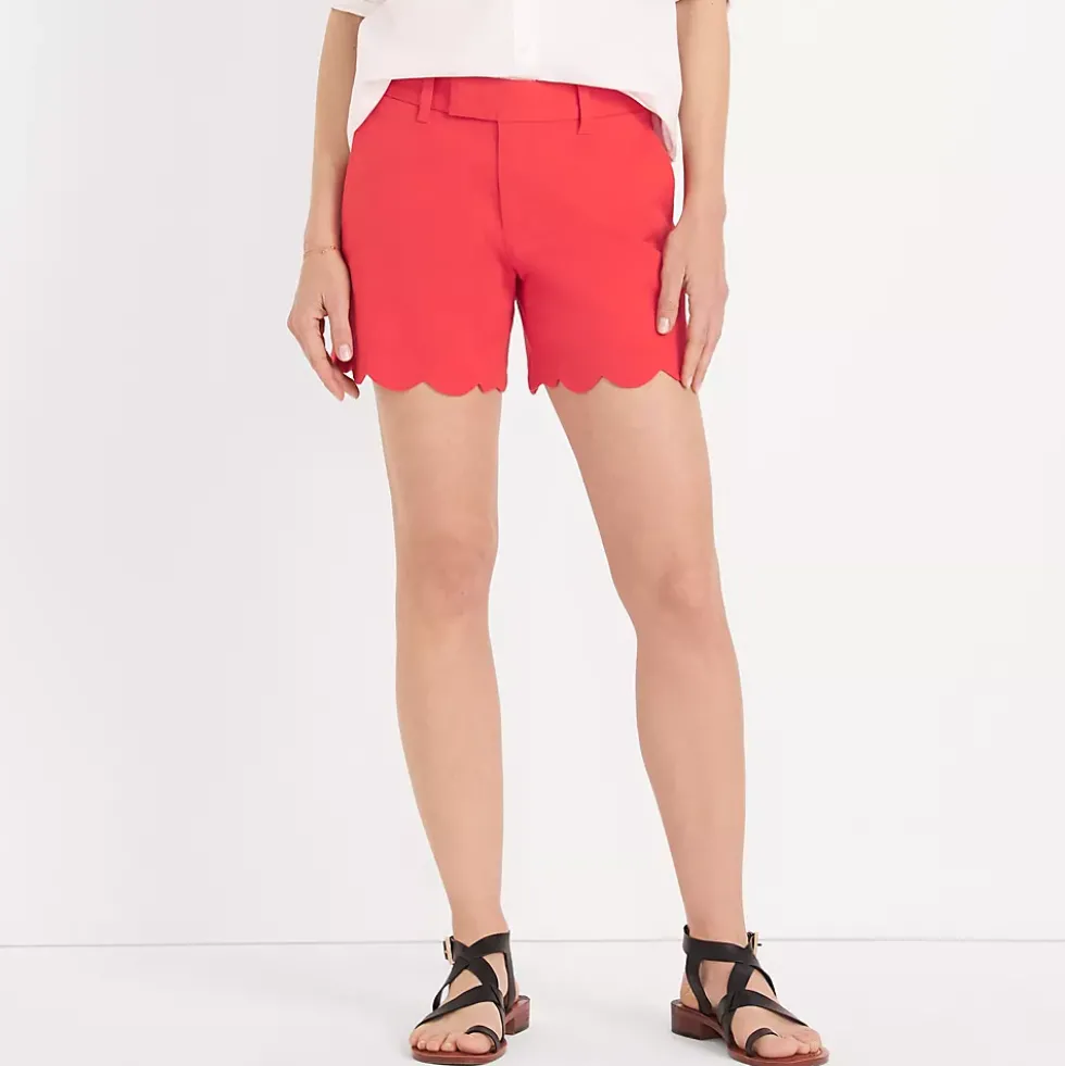 Women's Mid Rise Scallop Hem 5" Chino Shorts